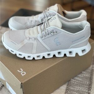 On Cloud 5 in Pearl, size 8.5